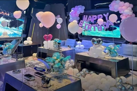 霓虹城市中的青春舞台 KTV促销新机遇